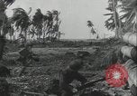 Standbild Alliierte Soldaten eindringenden Strand Pacific Theater, 1944, aus Sekunde 24 historischem Filmmaterial Videoclip 65675078603
