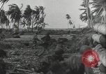Standbild Alliierte Soldaten eindringenden Strand Pacific Theater, 1944, aus Sekunde 25 historischem Filmmaterial Videoclip 65675078603