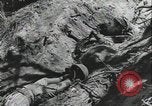 Standbild Alliierte Soldaten eindringenden Strand Pacific Theater, 1944, aus Sekunde 28 historischem Filmmaterial Videoclip 65675078603