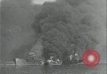 Standbild Schiffe in Brand Europäische Theater, 1944, aus Sekunde 7 historischem Filmmaterial Videoclip 65675078604