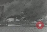 Standbild Schiffe in Brand Europäische Theater, 1944, aus Sekunde 17 historischem Filmmaterial Videoclip 65675078604