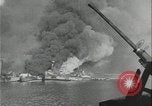 Standbild Schiffe in Brand Europäische Theater, 1944, aus Sekunde 21 historischem Filmmaterial Videoclip 65675078604