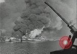 Standbild Schiffe in Brand Europäische Theater, 1944, aus Sekunde 25 historischem Filmmaterial Videoclip 65675078604