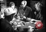 Immagine di I soldati degli Stati Uniti giocano a poker Iran, 1944, secondo 18 filmato di repertorio 65675078628
