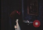 Standbild Hauseinbruch United States USA, 1970, aus Sekunde 53 historischem Filmmaterial Videoclip 65675078750