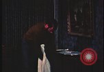 Standbild Hauseinbruch United States USA, 1970, aus Sekunde 55 historischem Filmmaterial Videoclip 65675078750