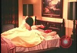 Standbild Hauseinbruch United States USA, 1970, aus Sekunde 58 historischem Filmmaterial Videoclip 65675078750