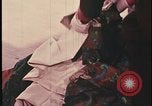 Standbild Analyse der Beweisaufnahme am Tatort United States USA, 1970, aus Sekunde 8 historischem Filmmaterial Videoclip 65675078753