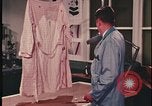 Standbild Analyse der Beweisaufnahme am Tatort United States USA, 1970, aus Sekunde 27 historischem Filmmaterial Videoclip 65675078753