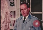 Standbild Analyse der Beweisaufnahme am Tatort United States USA, 1970, aus Sekunde 43 historischem Filmmaterial Videoclip 65675078753