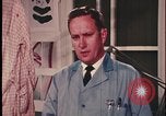 Standbild Analyse der Beweisaufnahme am Tatort United States USA, 1970, aus Sekunde 60 historischem Filmmaterial Videoclip 65675078753