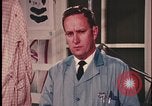 Standbild Analyse der Beweisaufnahme am Tatort United States USA, 1970, aus Sekunde 62 historischem Filmmaterial Videoclip 65675078753