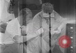 Standbild Detective untersucht Autodiebstahl Silver Spring Maryland USA, 1956, aus Sekunde 1 historischem Filmmaterial Videoclip 65675078758