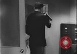 Standbild Detective untersucht Autodiebstahl Silver Spring Maryland USA, 1956, aus Sekunde 4 historischem Filmmaterial Videoclip 65675078758