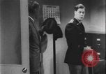 Standbild Detective untersucht Autodiebstahl Silver Spring Maryland USA, 1956, aus Sekunde 5 historischem Filmmaterial Videoclip 65675078758