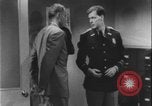 Standbild Detective untersucht Autodiebstahl Silver Spring Maryland USA, 1956, aus Sekunde 6 historischem Filmmaterial Videoclip 65675078758