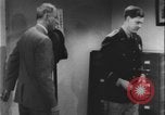 Standbild Detective untersucht Autodiebstahl Silver Spring Maryland USA, 1956, aus Sekunde 7 historischem Filmmaterial Videoclip 65675078758