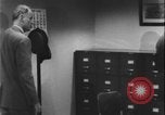 Standbild Detective untersucht Autodiebstahl Silver Spring Maryland USA, 1956, aus Sekunde 8 historischem Filmmaterial Videoclip 65675078758