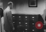 Standbild Detective untersucht Autodiebstahl Silver Spring Maryland USA, 1956, aus Sekunde 9 historischem Filmmaterial Videoclip 65675078758