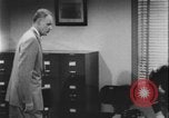 Standbild Detective untersucht Autodiebstahl Silver Spring Maryland USA, 1956, aus Sekunde 10 historischem Filmmaterial Videoclip 65675078758