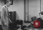 Standbild Detective untersucht Autodiebstahl Silver Spring Maryland USA, 1956, aus Sekunde 11 historischem Filmmaterial Videoclip 65675078758