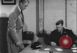 Standbild Detective untersucht Autodiebstahl Silver Spring Maryland USA, 1956, aus Sekunde 12 historischem Filmmaterial Videoclip 65675078758