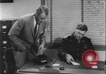 Standbild Detective untersucht Autodiebstahl Silver Spring Maryland USA, 1956, aus Sekunde 13 historischem Filmmaterial Videoclip 65675078758