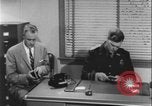 Standbild Detective untersucht Autodiebstahl Silver Spring Maryland USA, 1956, aus Sekunde 14 historischem Filmmaterial Videoclip 65675078758