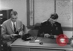 Standbild Detective untersucht Autodiebstahl Silver Spring Maryland USA, 1956, aus Sekunde 15 historischem Filmmaterial Videoclip 65675078758