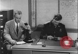Standbild Detective untersucht Autodiebstahl Silver Spring Maryland USA, 1956, aus Sekunde 16 historischem Filmmaterial Videoclip 65675078758