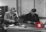 Standbild Detective untersucht Autodiebstahl Silver Spring Maryland USA, 1956, aus Sekunde 17 historischem Filmmaterial Videoclip 65675078758
