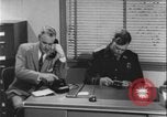 Standbild Detective untersucht Autodiebstahl Silver Spring Maryland USA, 1956, aus Sekunde 18 historischem Filmmaterial Videoclip 65675078758