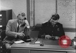 Standbild Detective untersucht Autodiebstahl Silver Spring Maryland USA, 1956, aus Sekunde 19 historischem Filmmaterial Videoclip 65675078758