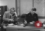 Standbild Detective untersucht Autodiebstahl Silver Spring Maryland USA, 1956, aus Sekunde 20 historischem Filmmaterial Videoclip 65675078758