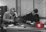Standbild Detective untersucht Autodiebstahl Silver Spring Maryland USA, 1956, aus Sekunde 21 historischem Filmmaterial Videoclip 65675078758