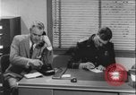 Standbild Detective untersucht Autodiebstahl Silver Spring Maryland USA, 1956, aus Sekunde 22 historischem Filmmaterial Videoclip 65675078758