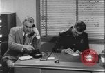 Standbild Detective untersucht Autodiebstahl Silver Spring Maryland USA, 1956, aus Sekunde 23 historischem Filmmaterial Videoclip 65675078758