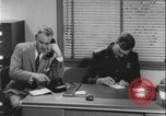 Standbild Detective untersucht Autodiebstahl Silver Spring Maryland USA, 1956, aus Sekunde 24 historischem Filmmaterial Videoclip 65675078758