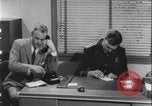 Standbild Detective untersucht Autodiebstahl Silver Spring Maryland USA, 1956, aus Sekunde 25 historischem Filmmaterial Videoclip 65675078758