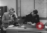 Standbild Detective untersucht Autodiebstahl Silver Spring Maryland USA, 1956, aus Sekunde 26 historischem Filmmaterial Videoclip 65675078758