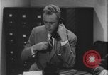 Standbild Detective untersucht Autodiebstahl Silver Spring Maryland USA, 1956, aus Sekunde 27 historischem Filmmaterial Videoclip 65675078758