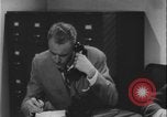 Standbild Detective untersucht Autodiebstahl Silver Spring Maryland USA, 1956, aus Sekunde 28 historischem Filmmaterial Videoclip 65675078758