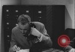 Standbild Detective untersucht Autodiebstahl Silver Spring Maryland USA, 1956, aus Sekunde 29 historischem Filmmaterial Videoclip 65675078758