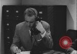Standbild Detective untersucht Autodiebstahl Silver Spring Maryland USA, 1956, aus Sekunde 30 historischem Filmmaterial Videoclip 65675078758