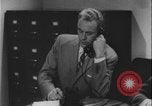 Standbild Detective untersucht Autodiebstahl Silver Spring Maryland USA, 1956, aus Sekunde 31 historischem Filmmaterial Videoclip 65675078758