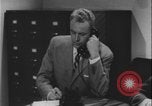Standbild Detective untersucht Autodiebstahl Silver Spring Maryland USA, 1956, aus Sekunde 32 historischem Filmmaterial Videoclip 65675078758