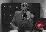 Standbild Detective untersucht Autodiebstahl Silver Spring Maryland USA, 1956, aus Sekunde 33 historischem Filmmaterial Videoclip 65675078758