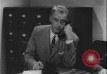 Standbild Detective untersucht Autodiebstahl Silver Spring Maryland USA, 1956, aus Sekunde 34 historischem Filmmaterial Videoclip 65675078758