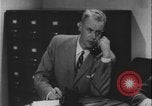 Standbild Detective untersucht Autodiebstahl Silver Spring Maryland USA, 1956, aus Sekunde 35 historischem Filmmaterial Videoclip 65675078758