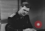 Standbild Detective untersucht Autodiebstahl Silver Spring Maryland USA, 1956, aus Sekunde 36 historischem Filmmaterial Videoclip 65675078758